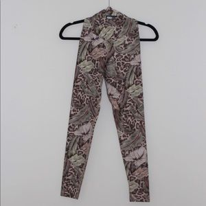 V cut - Beach Riot leggings